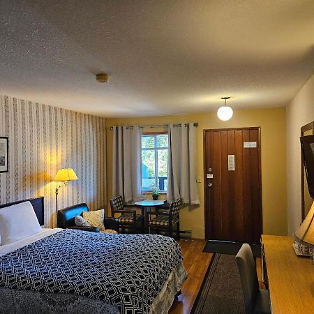Schooner Motel Тофино Экстерьер фото