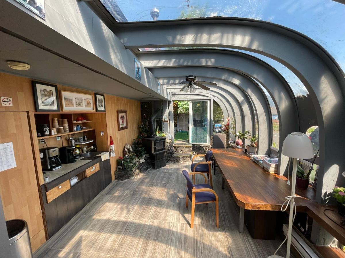 Schooner Motel Тофино Экстерьер фото