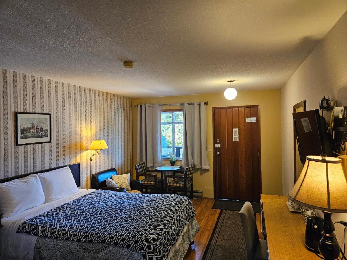 Schooner Motel Тофино Экстерьер фото