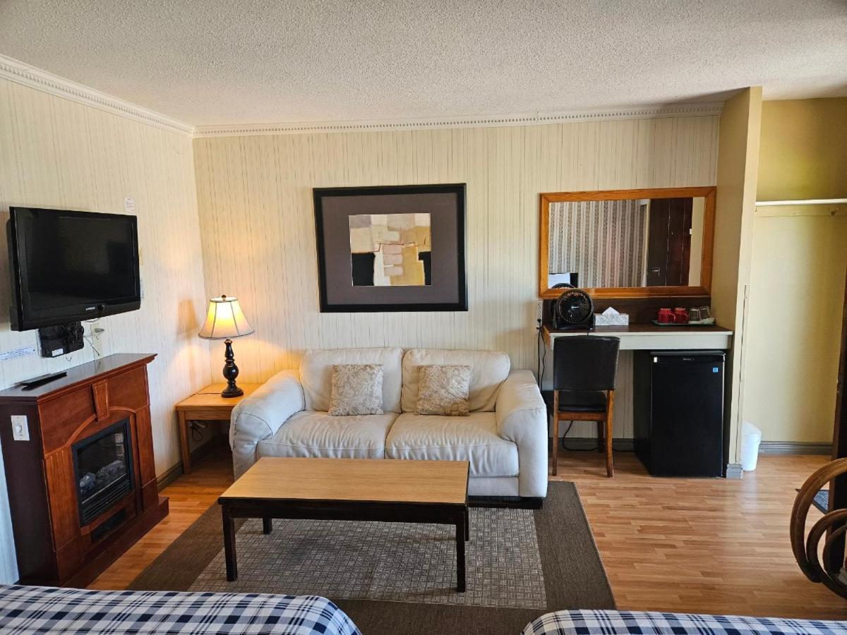 Schooner Motel Тофино Экстерьер фото